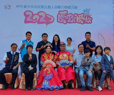 田蕙嘉與黃建傑參加人事處舉辦的單身聯誼谷關一日遊進而相戀