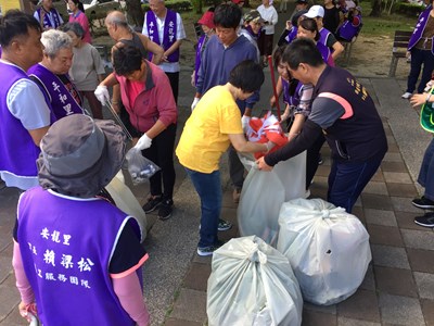 環保志工用心打掃環境