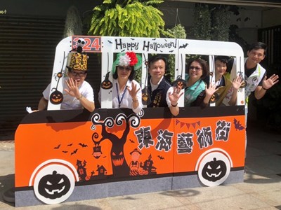 記者會現場展示「324萌鬼專車」拍照打卡點