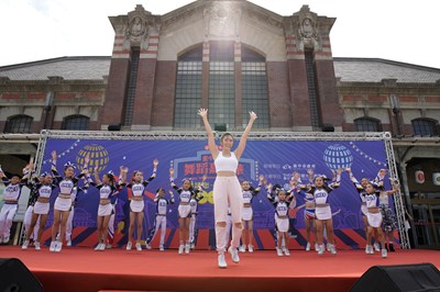 Kimiko老師帶領仁美國小啦啦隊跳臺中城市舞