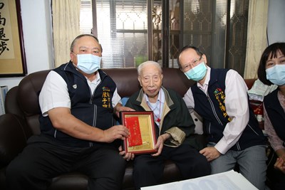 陳副市長致贈人瑞張琨敬老禮金、敬老狀與金鎖片