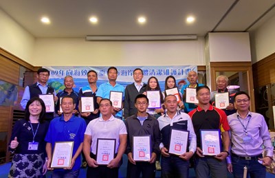 環保局副局長陳政良昨(26)日出席成果發表會，頒獎肯定民眾守護海洋