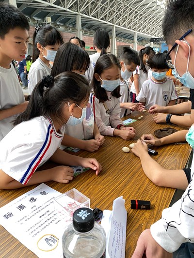800名國小學生參加站內科學闖關遊戲