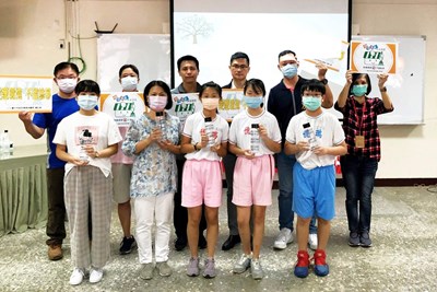 同學拿煙蒂瓶合照