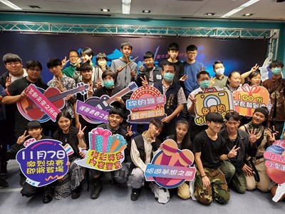 文化局局長張大春於記者會現場和今年參賽的優秀團隊合影