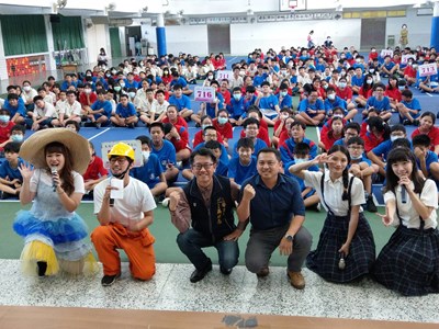 勞工局長也到場與師生同樂