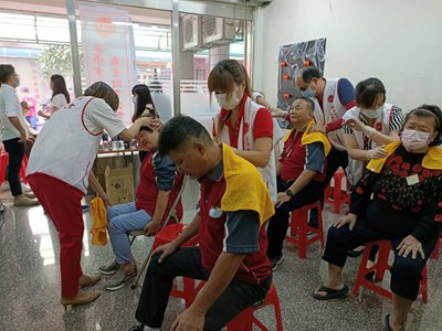 今(31)日愛心食物銀行於發放物資時結合台中市女子美容商業同業公會，請來專業美髮師、美容芳療師為長者及弱勢家庭義剪