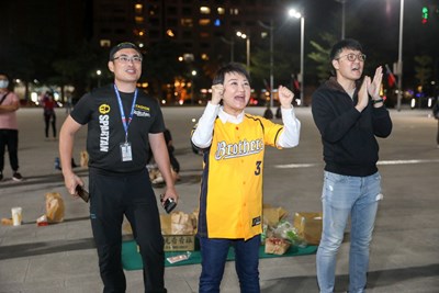 市長府前廣場看球賽_201031_1