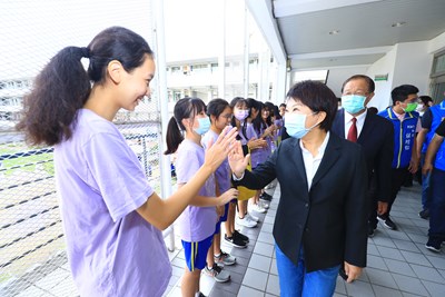 市長與學生擊掌