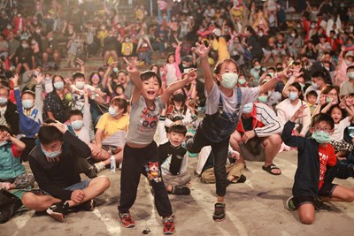 小朋友跟著劇情蹦蹦跳跳