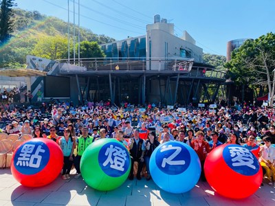 點燈之愛戶外教育  中市府邀特教親師生到鰲峰山