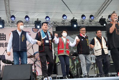 盧市長與現場參與隊伍同樂