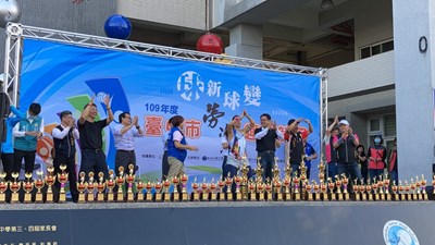 現場一同跳熱身操