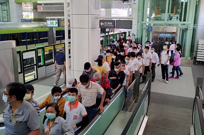 捷運綠線試營運5天破30萬人次   中捷公司：視旅客需求精進服務