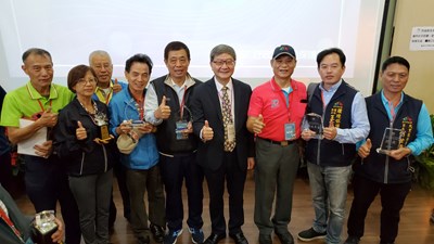 台中市獲獎單位與環保署副署長沈志修合影