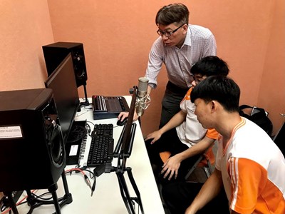 青年高中錄製室和直播設備