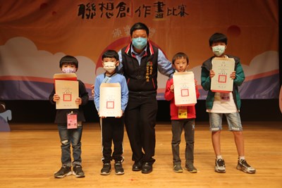 公版-施純福副局長頒發第一名獎金及獎狀(一、二、三及六年級)-a