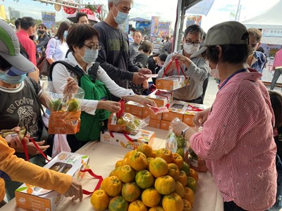 歡慶中央公園開幕   農夫市集贈好禮吸人潮