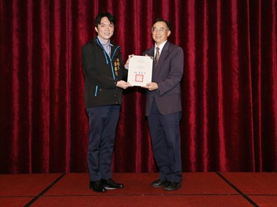 臺中市政府法制局長李善植親自頒發感謝狀及獎牌 (1)