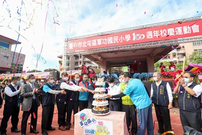 市長盧秀燕與全校師生共同吹蠟燭切蛋糕慶祝