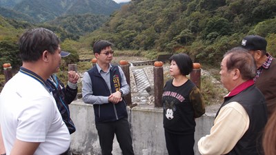 江主委與代表會楊副主席聽取在地里民意見