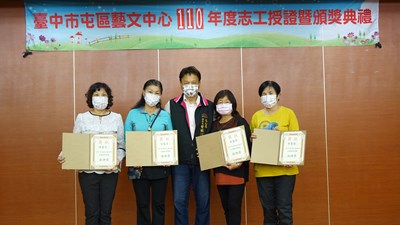 文化局副局長曾能汀頒發衛福部志願服務銀牌奬及銅牌獎