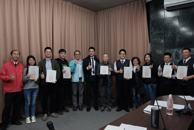 開計程車不忘進修  中市頒發計程車駕駛及子女獎學金