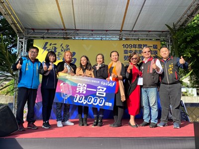 貴賓與前五名得獎者合影