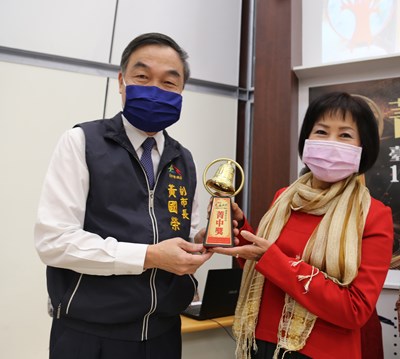 《公版》黃國榮副市長頒發幹部獎，授獎人為志工隊長楊玉雪