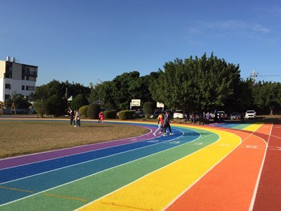 結合彩虹眷村意象 春安國小彩虹跑道今落成啟用