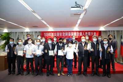 台中二中自製交通安全手冊 獲全國「特優金安獎」