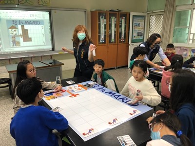 福陽國小環教活動照片-超級MARIO牌卡角色介紹