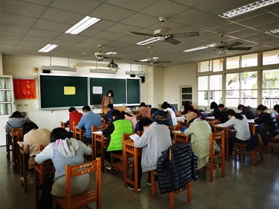 台中市舉辦國小候用校長暨主任甄選，今日在神岡高工進行筆試