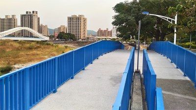 水景玫瑰公園旁木棧平台