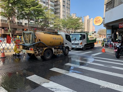 綠川仁義橋改建工程施工灑水抑制揚塵