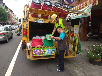 家戶生廚餘可交由清潔隊垃圾車回收