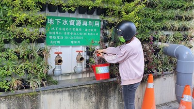 民眾至新建建築工地取用地下水