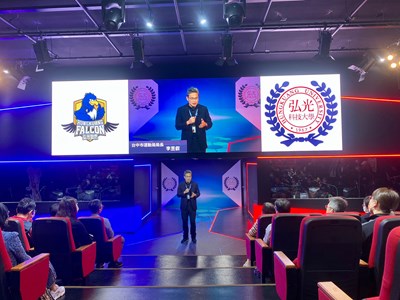 市府運動局長李昱叡出席弘光科大，為參加弘光盃的電競選手加油