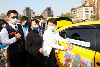 盧市長為已完成消毒的車子貼上印有「本車已消毒」的紫色貼紙