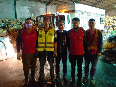 台中市政府環保局長陳宏益兩日前往各區清潔隊及焚化廠關懷感謝同仁辛勞付出