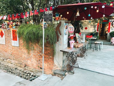 中市勞工局在光復新村設置影視熱點解說牌