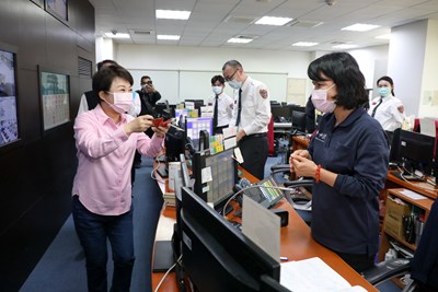 感謝「城市英雄」辛勞！ 盧市長慰勉執勤消防員