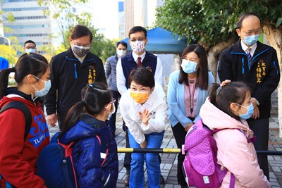 盧市長視察校內防疫情況並歡迎學生們回校