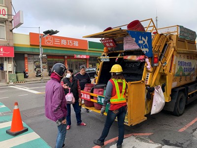 清潔隊持續收運垃圾