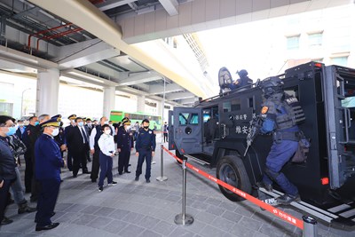 捷運站外停放警政署最新採購的Lenco Bearcat G2輪式裝甲車