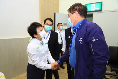 昨日會議結束後，市長盧秀燕前往致意
