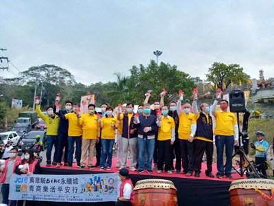 李局長與各宮廟董事長貴賓鳴槍，活動正式展開