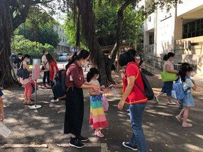 進入校園時，需全程戴口罩，配合測量體溫及噴酒精