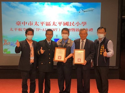 教育局專委郭明洲頒感謝狀感謝學校校友付出