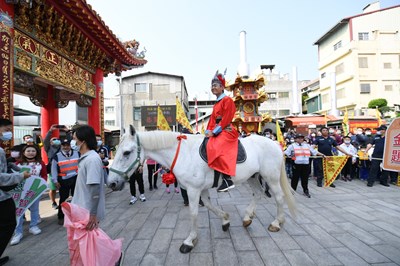 指考狀元邱酩壬同學身著狀元服裝騎白馬至南區醒修宮